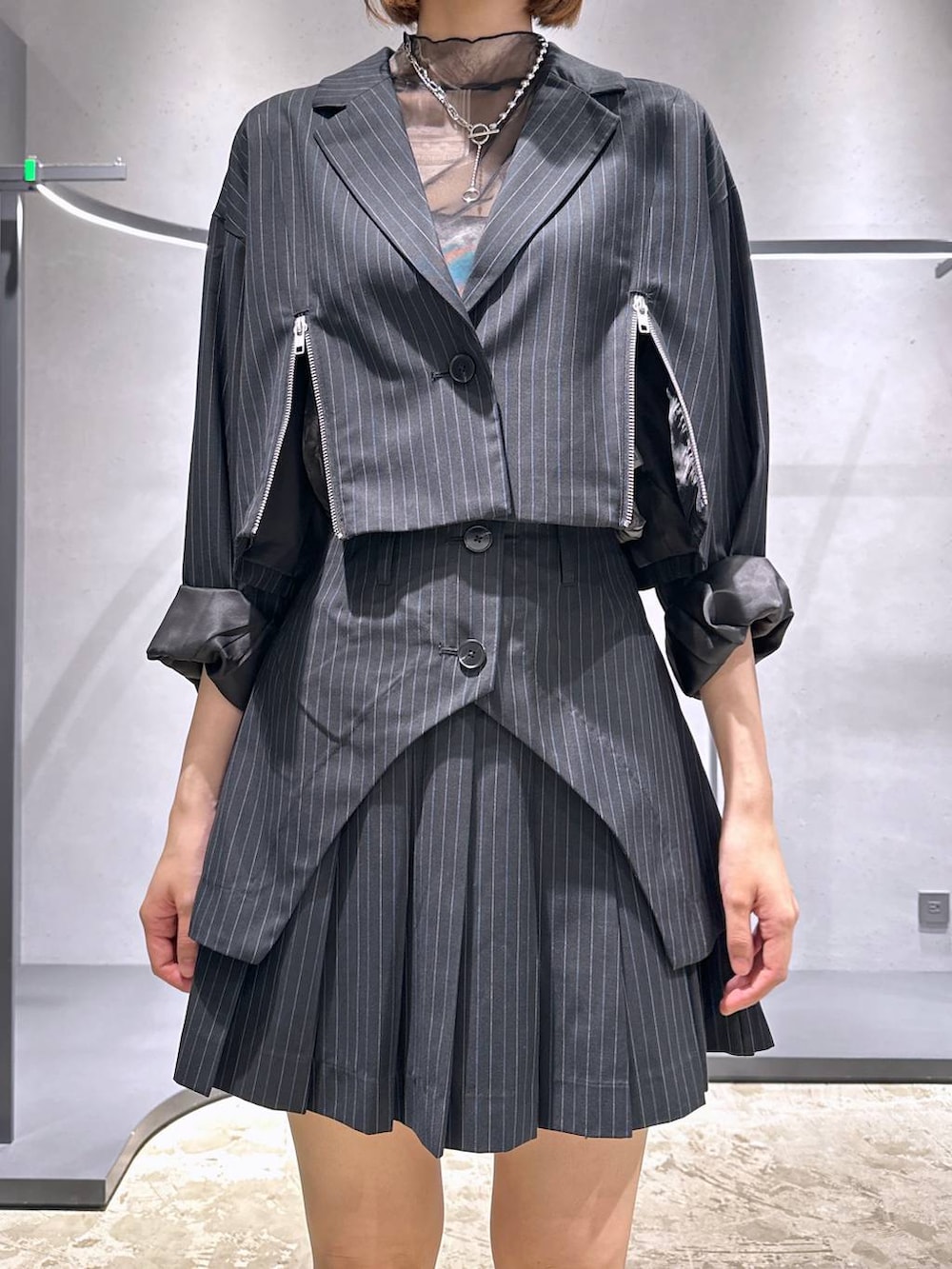 その他のテーラードジャケット、ブラック系のTシャツ/カットソー、ブラック系のサンダルを着用したレディースの夏コーディネートの5枚目の写真