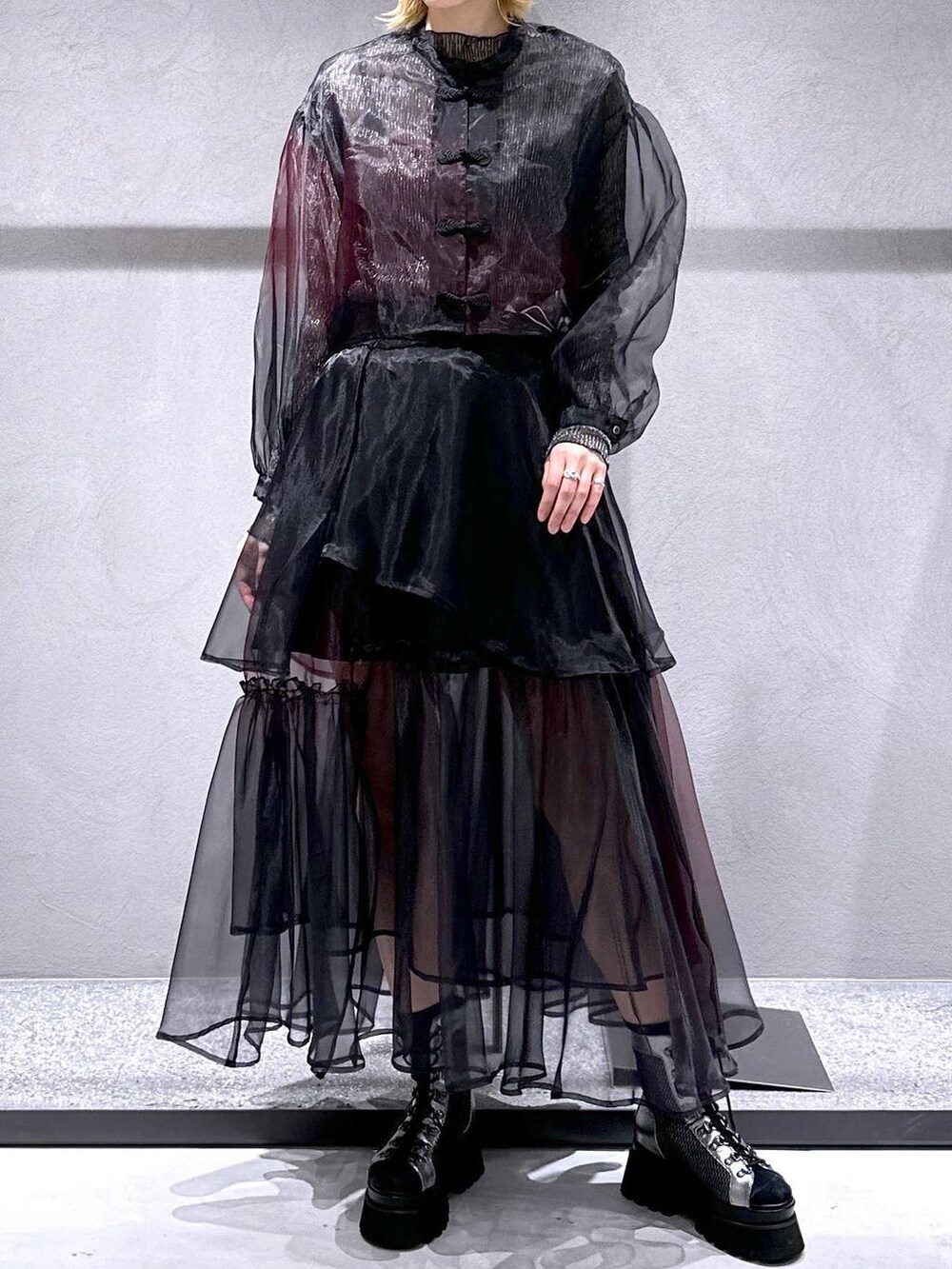 シルバー系のサンダル、ブラック系のTシャツ/カットソー、パープル系のシャツ/ブラウスを着用したレディースの春コーディネートの4枚目の写真