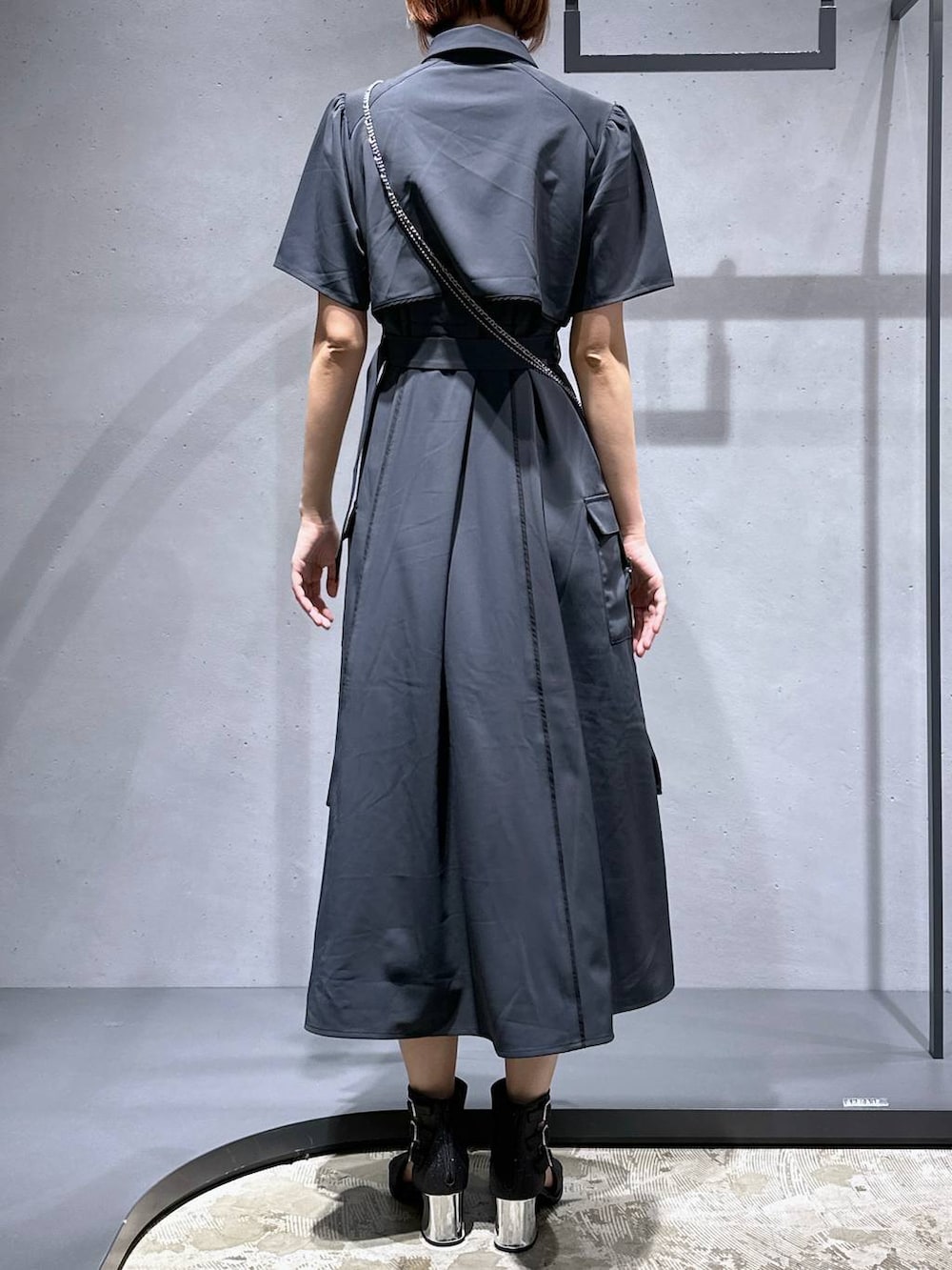 ブラック系のサンダル、シルバー系のショルダーバッグ、グレー系のワンピースを着用したレディースの夏コーディネートの4枚目の写真