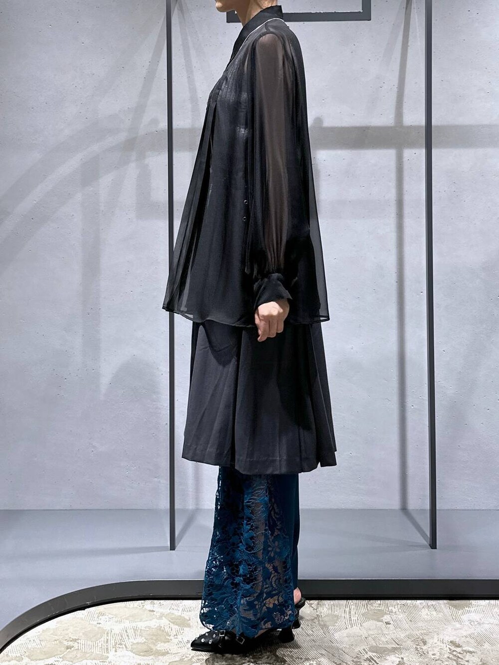 ブラック系のシャツ/ブラウス、グレー系のタンクトップ、ブルー系のその他パンツを着用したレディースの夏コーディネートの2枚目の写真