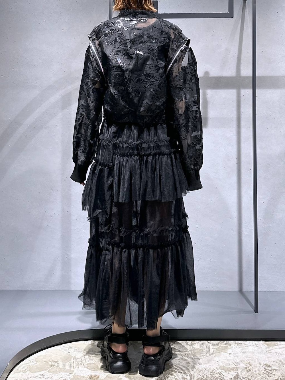 ブラック系のタンクトップ、ブラック系のサンダル、ブラック系のスカートを着用したレディースの夏コーディネートの3枚目の写真