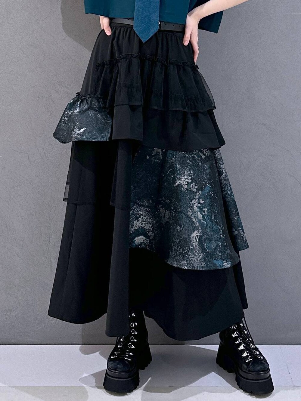 ブラック系のサンダル、グリーン系のシャツ/ブラウス、グリーン系のスカートを着用したレディースの春コーディネートの7枚目の写真