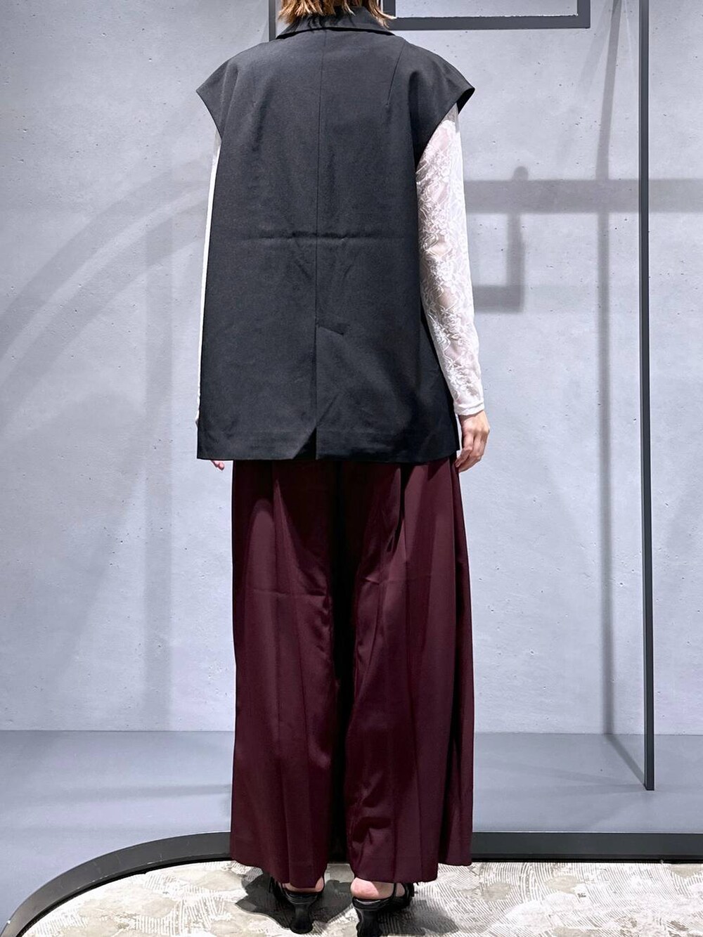 ブラック系のパンプス、ホワイト系のTシャツ/カットソー、ブラック系のテーラードジャケットを着用したレディースの夏コーディネートの2枚目の写真