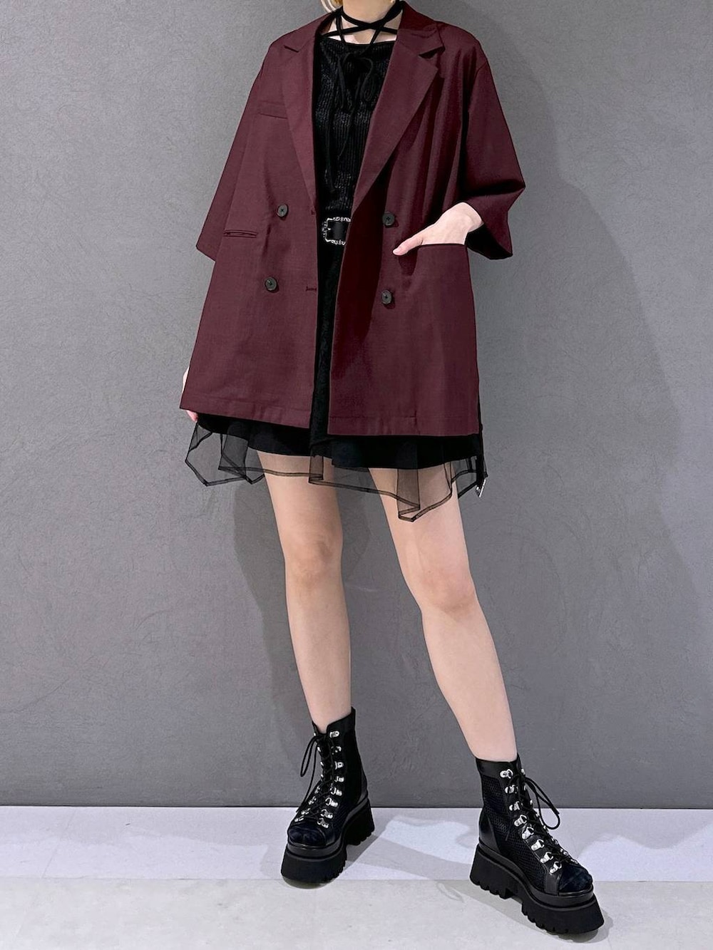 「休日コーデ、個性派、ミニスカート、カラーコーデ_HARE、高身長、メンズライク、女子ウケ、春コーデ、夏コーデ、骨格ウェーブ、モード、きれいめ、HARE、ジャケット、ショートパンツ」｜「HAREのメッシュレースアップブーサン(HARE)（サンダル、ブラック系）」を使った、ココロさん（レディース・169cm）の夏コーディネートの4枚目の写真