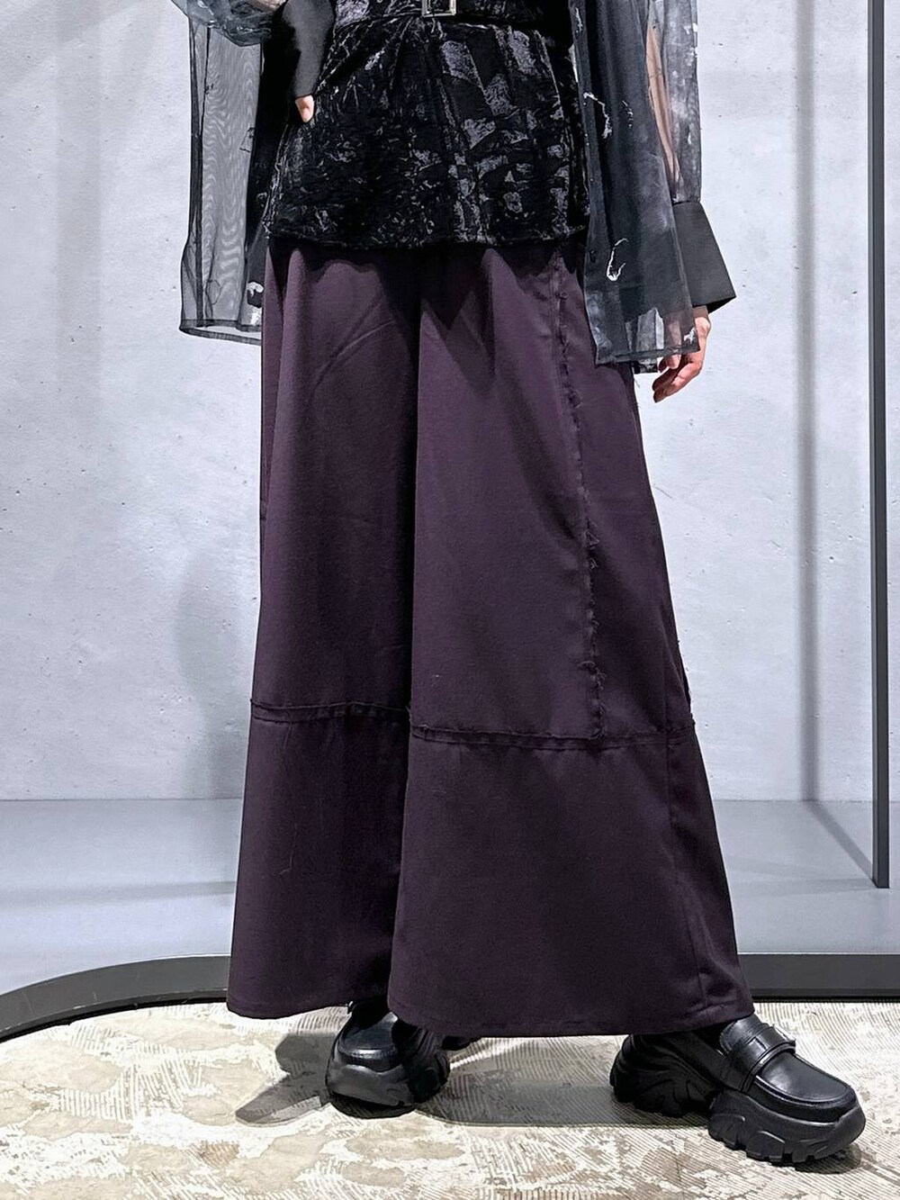 ブラック系のシャツ/ブラウス、ブラック系のローファー、レッド系のその他パンツを着用したレディースの秋コーディネートの6枚目の写真