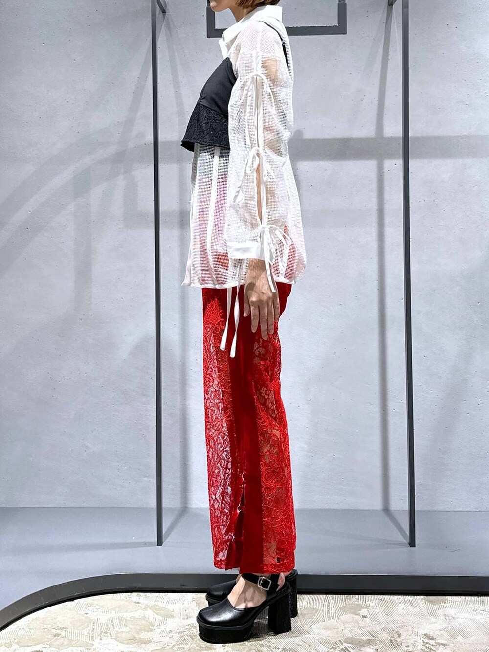 レッド系のその他パンツ、ブラック系のパンプス、ホワイト系のシャツ/ブラウスを着用したレディースの夏コーディネートの2枚目の写真