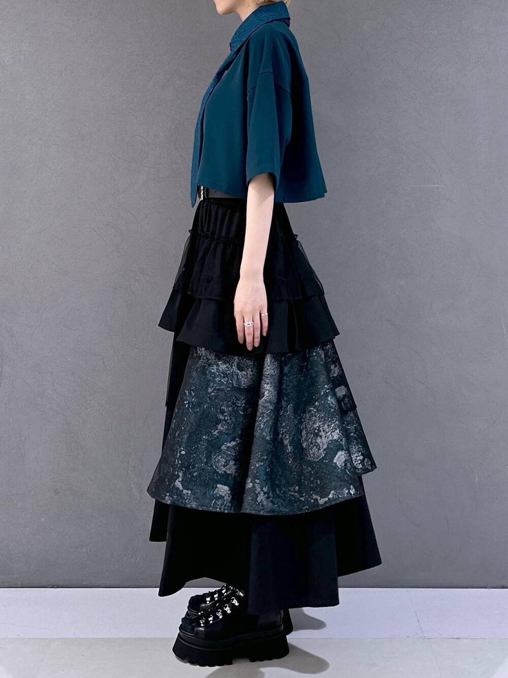 ブラック系のサンダル、グリーン系のシャツ/ブラウス、グリーン系のスカートを着用したレディースの春コーディネートの2枚目の写真