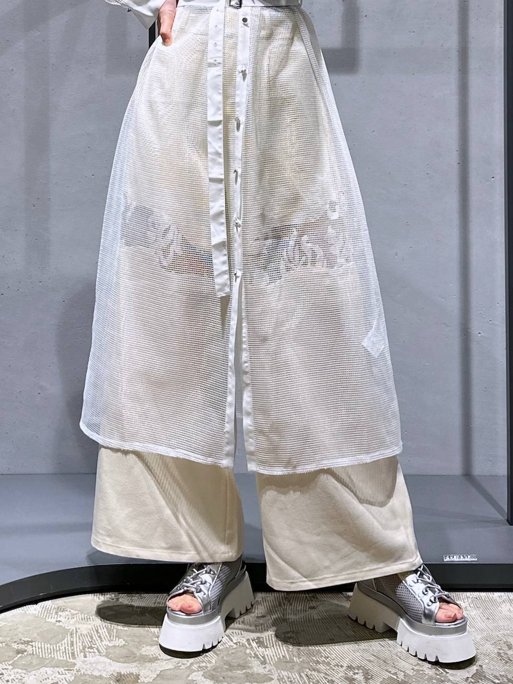 シルバー系のサンダル、ホワイト系のその他パンツ、ホワイト系のワンピースを着用したレディースの夏コーディネートの8枚目の写真