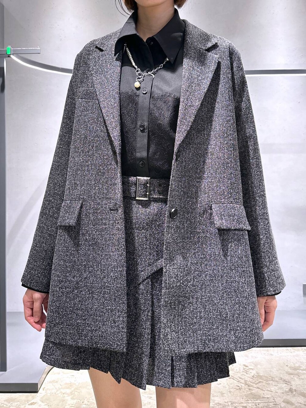 ブラック系のブーツ、ブラック系のシャツ/ブラウス、シルバー系のトートバッグを着用したレディースの秋コーディネートの5枚目の写真