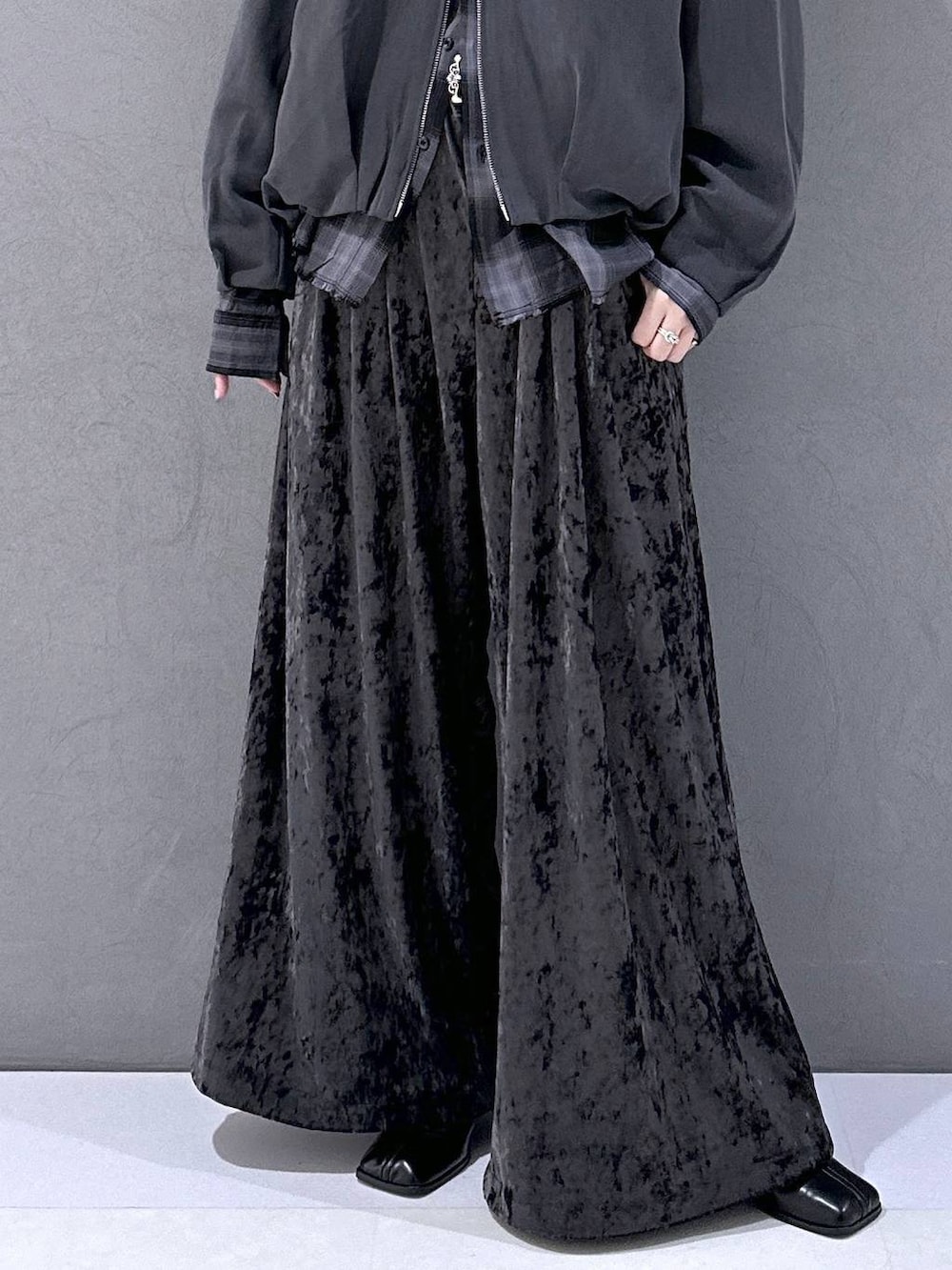 ブラック系のブーツ、ブラック系のシャツ/ブラウス、グレー系のブルゾンを着用したレディースの秋コーディネートの6枚目の写真