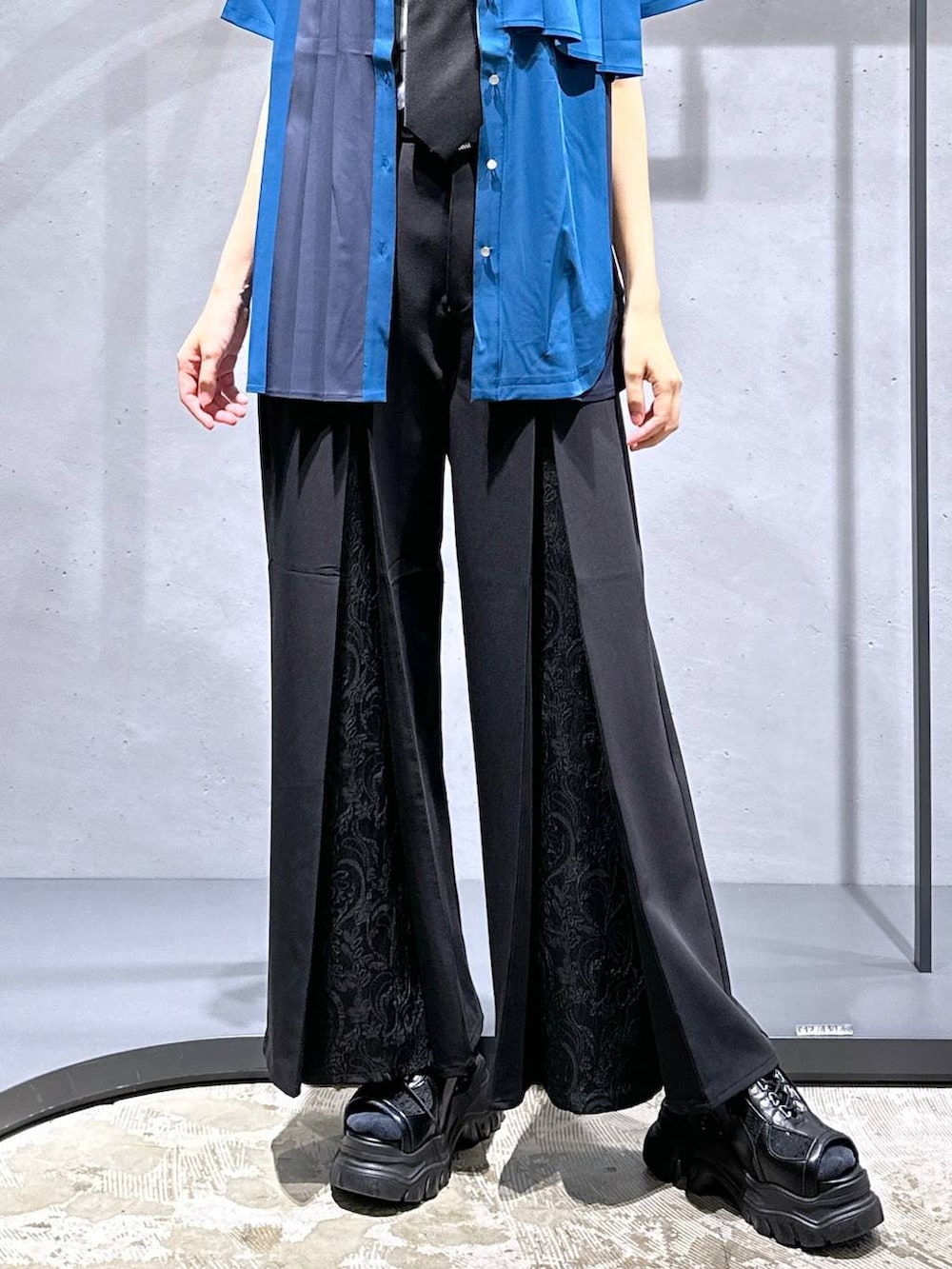 ブラック系のネクタイ、ホワイト系のTシャツ/カットソー、ブルー系のシャツ/ブラウスを着用したレディースの夏コーディネートの5枚目の写真