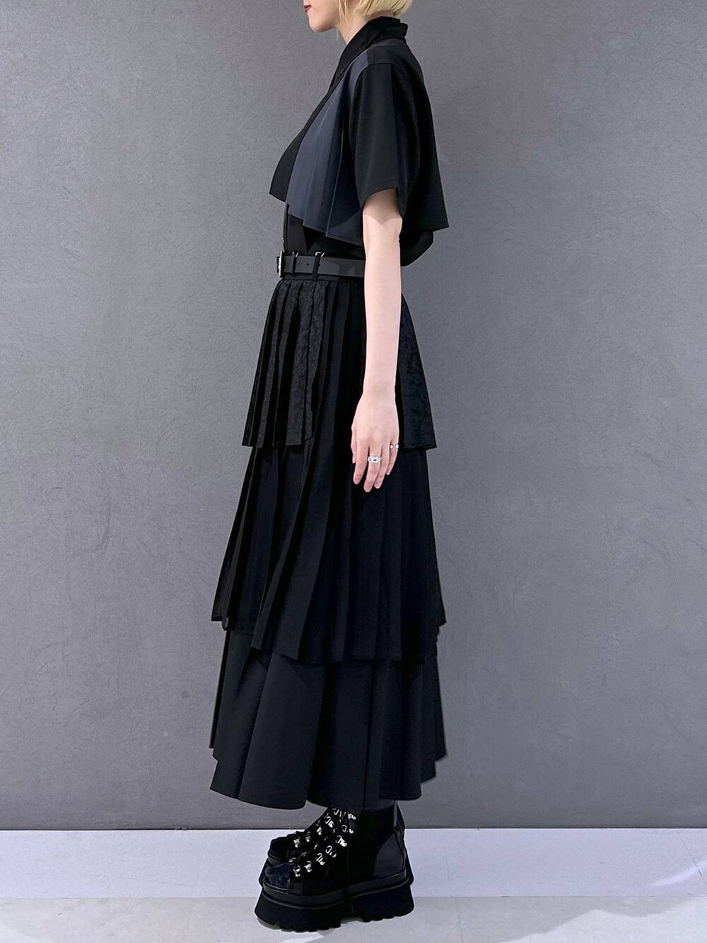 ブラック系のサンダル、ブラック系のスカート、ブラック系のシャツ/ブラウスを着用したレディースの春コーディネートの2枚目の写真