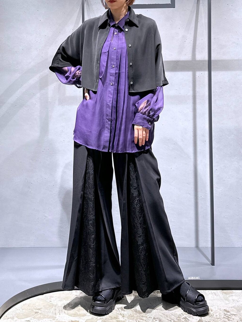 パープル系のシャツ/ブラウス、ブラック系のシャツ/ブラウス、ブラック系のサンダルを着用したレディースの夏コーディネートの5枚目の写真