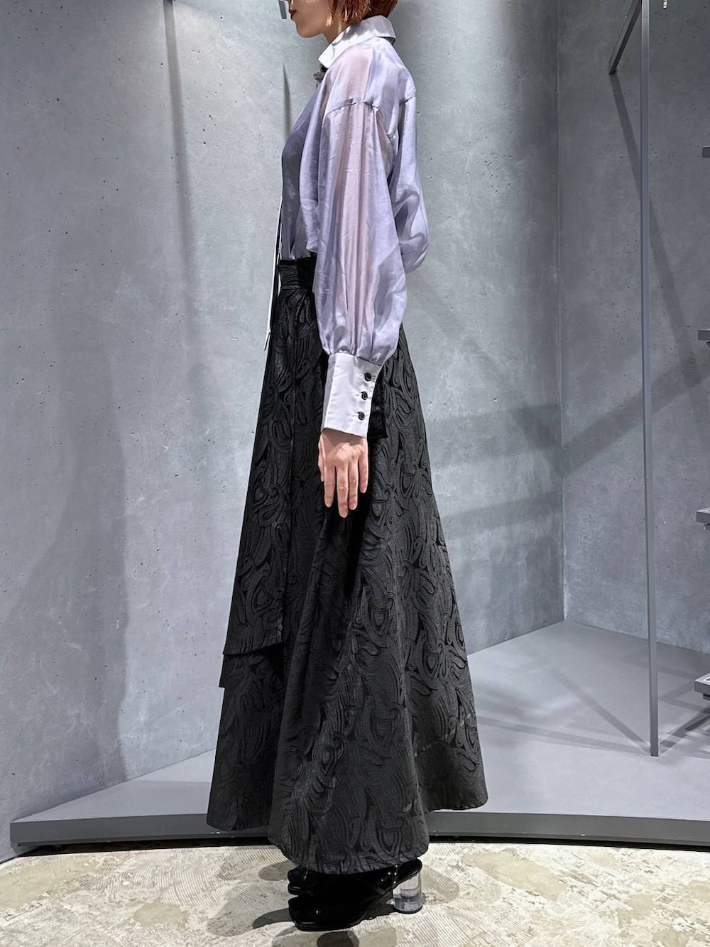 ブラック系のサンダル、ブラック系のスカート、パープル系のシャツ/ブラウスを着用したレディースの春コーディネートの3枚目の写真