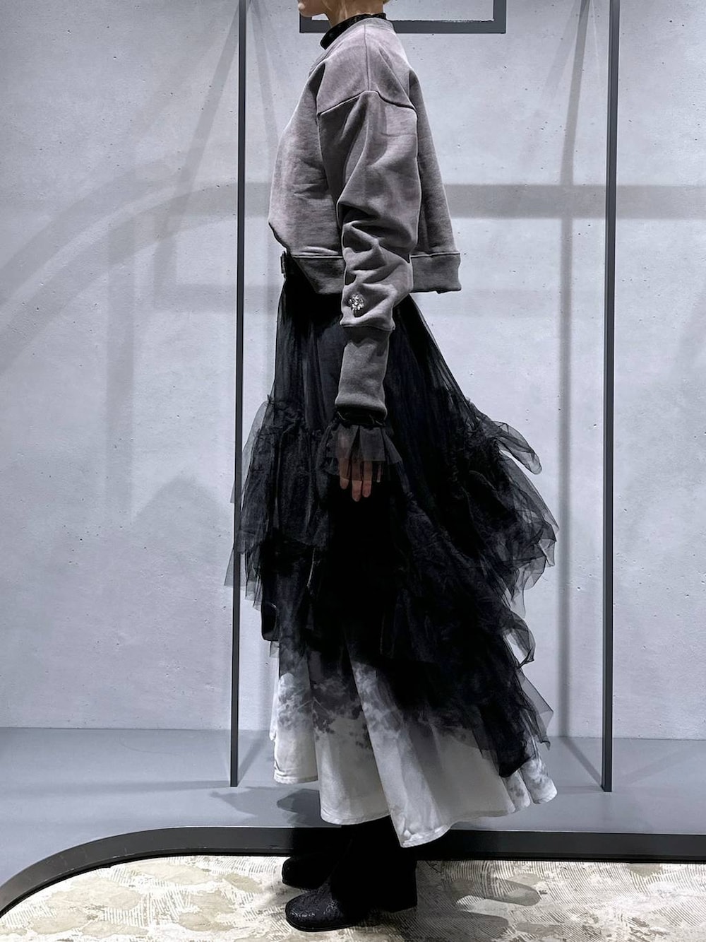 ブラック系のTシャツ/カットソー、ブラック系のブーツ、ブラック系のスウェットを着用したレディースの冬コーディネートの2枚目の写真