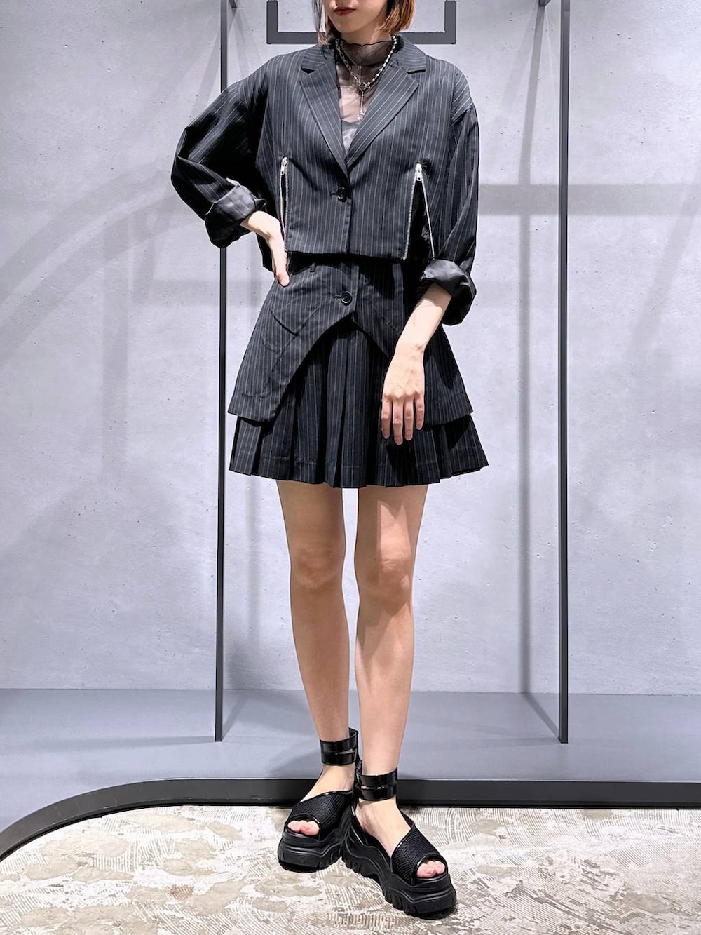 その他のテーラードジャケット、ブラック系のTシャツ/カットソー、ブラック系のサンダルを着用したレディースの夏コーディネートの4枚目の写真