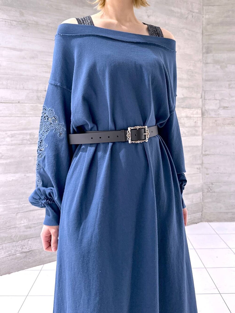 ブラック系のタンクトップ、ブルー系のワンピース、ブラック系のサンダルを着用したレディースの春コーディネートの5枚目の写真