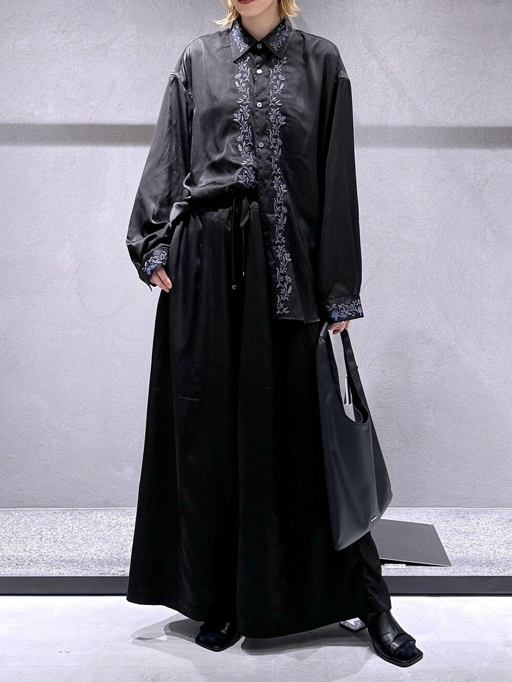 ブラック系のトートバッグ、ブラック系のその他パンツ、ブラック系のサンダルを着用したレディースの春コーディネートの4枚目の写真