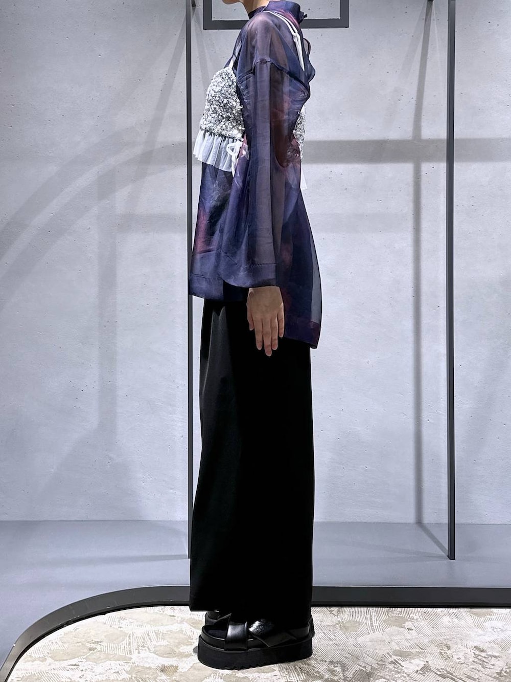 ブラック系のその他パンツ、シルバー系のチューブトップ、ブラック系のサンダルを着用したレディースの春コーディネートの4枚目の写真