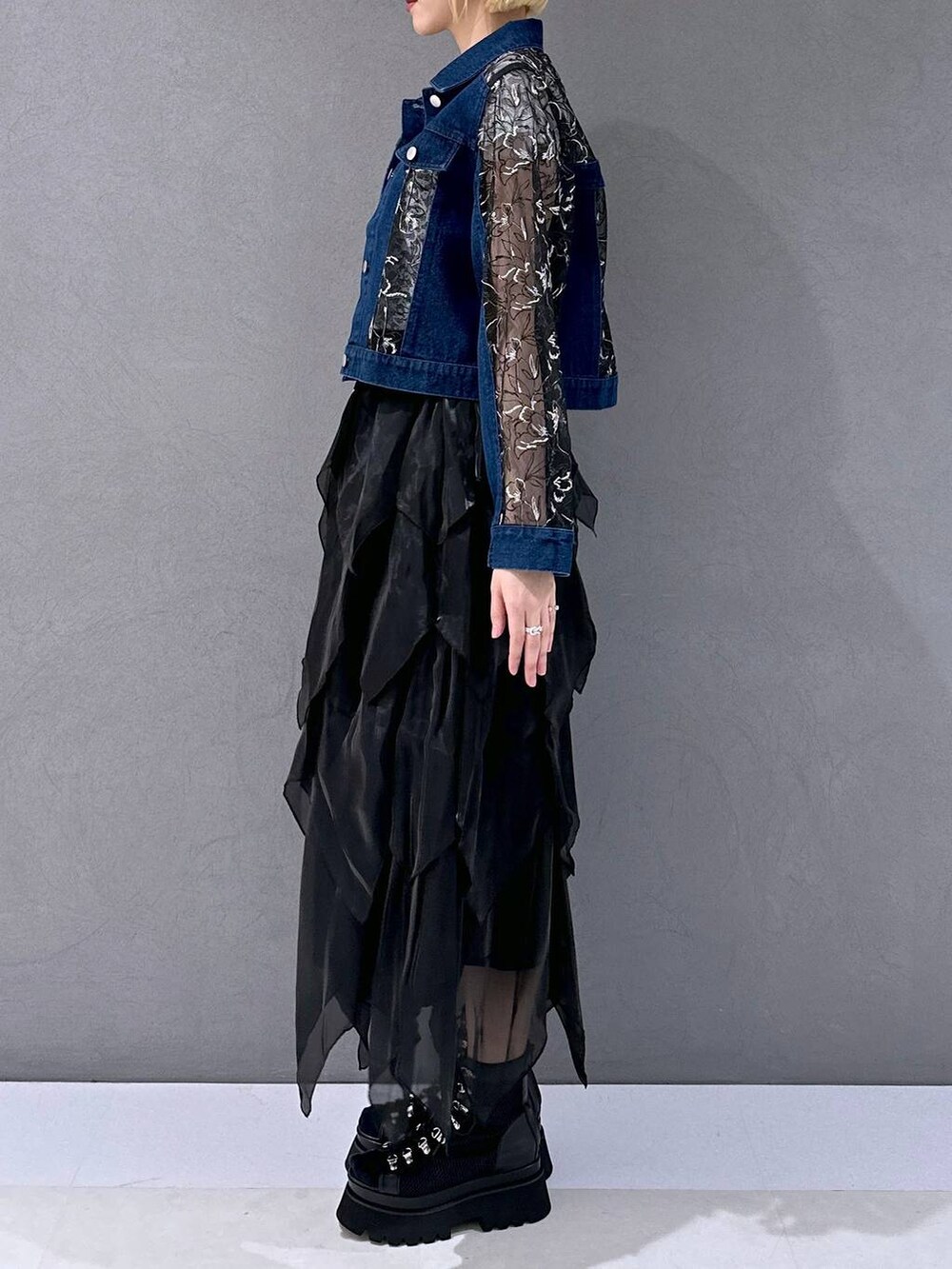 ブラック系のサンダル、ホワイト系のTシャツ/カットソー、ブラック系のスカートを着用したレディースの春コーディネートの2枚目の写真