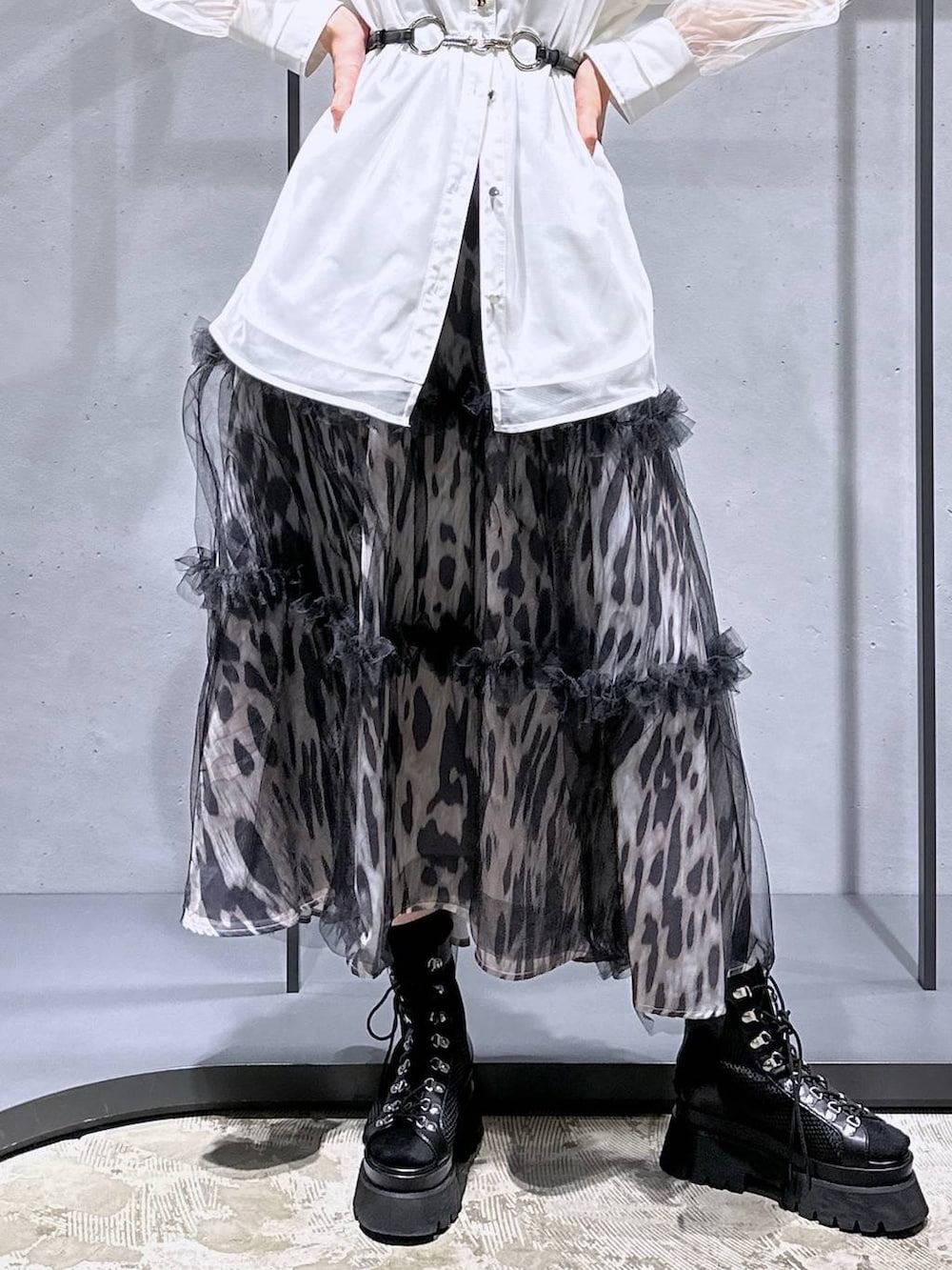 ブラック系のサンダル、その他のスカート、ホワイト系のシャツ/ブラウスを着用したレディースの春コーディネートの8枚目の写真