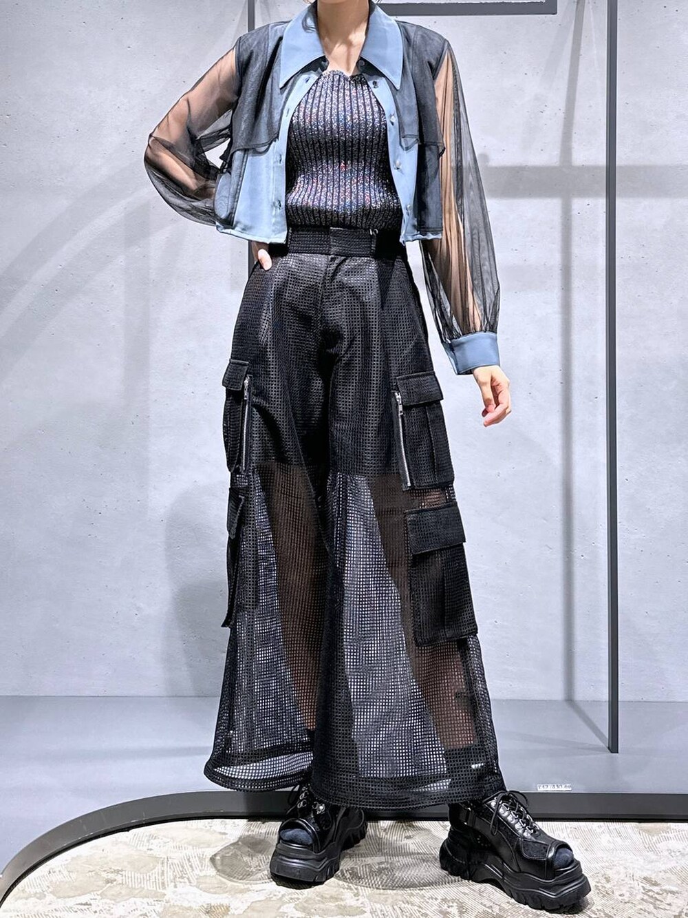 ブラック系のタンクトップ、ブラック系のサンダル、ブラック系のカーゴパンツを着用したレディースの夏コーディネートの4枚目の写真