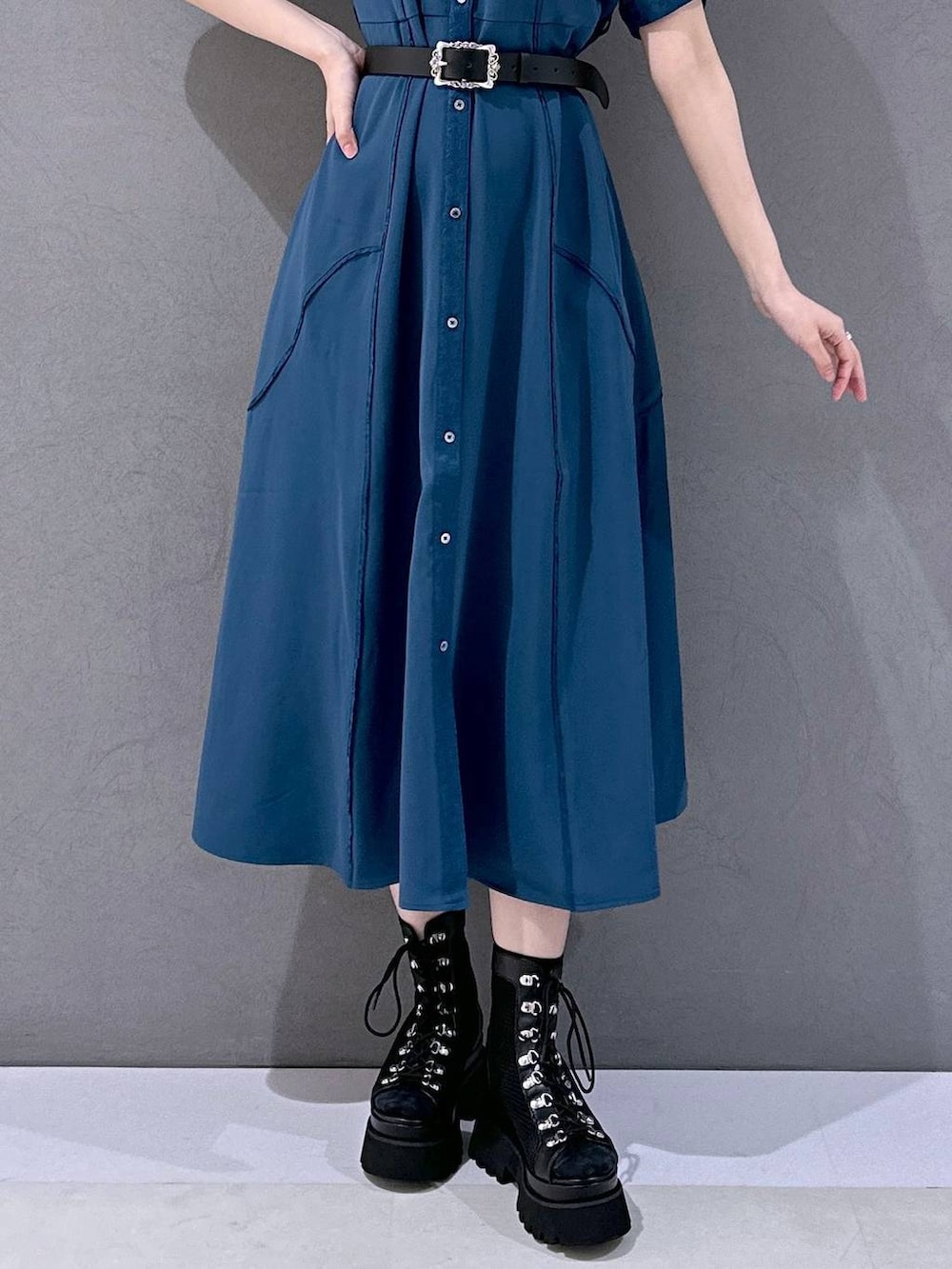 ブラック系のサンダル、ブルー系のワンピース、ブラック系のベルトを着用したレディースの夏コーディネートの7枚目の写真