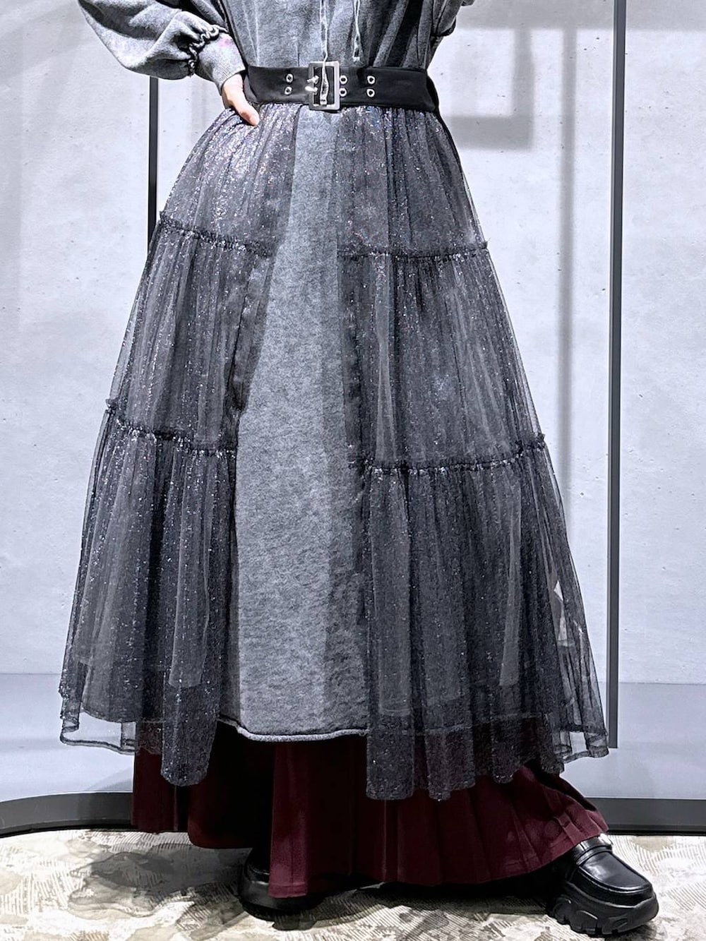 ブラック系のローファー、レッド系のその他パンツ、その他のスカートを着用したレディースの秋コーディネートの6枚目の写真