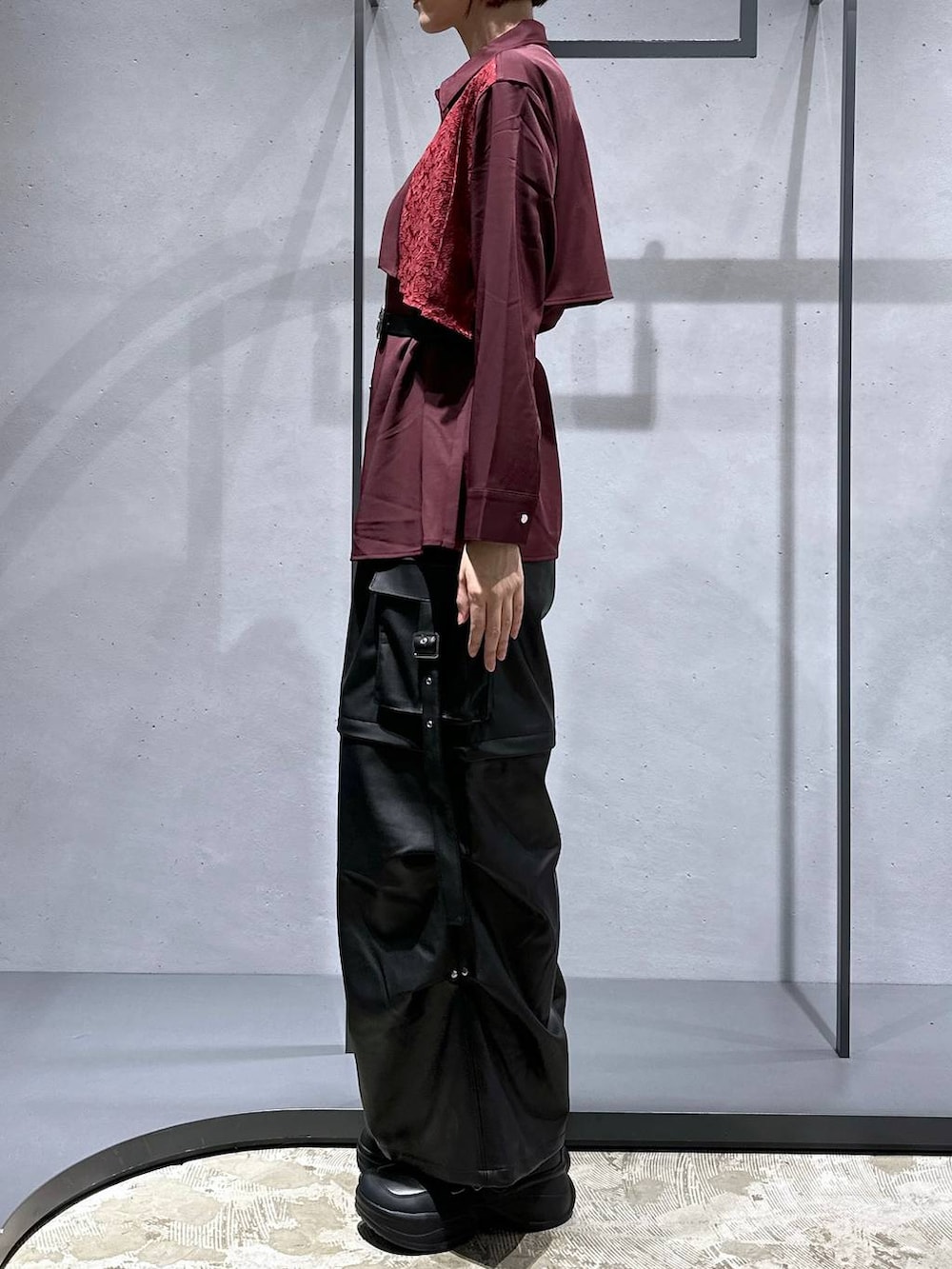 ブラック系のカーゴパンツ、ブラック系のブーツ、レッド系のシャツ/ブラウスを着用したレディースの夏コーディネートの2枚目の写真