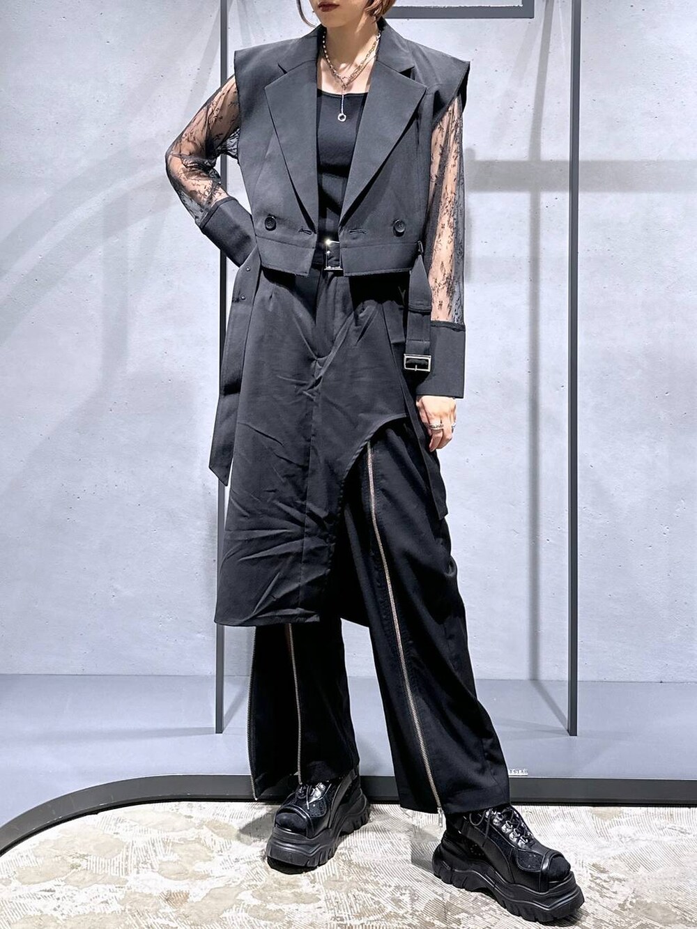 ブラック系のサンダル、ブラック系のタンクトップ、ブラック系のその他パンツを着用したレディースの夏コーディネートの4枚目の写真