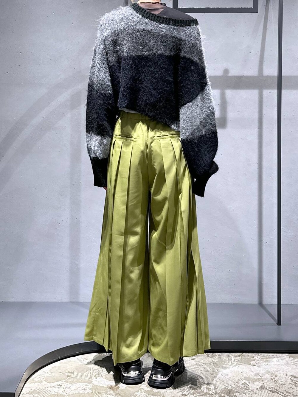 ブラック系のニット/セーター、グリーン系のその他パンツ、ブラック系のスニーカーを着用したレディースの冬コーディネートの3枚目の写真