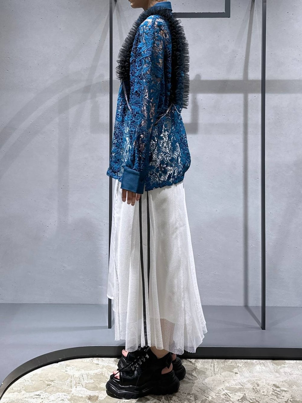 ブルー系のシャツ/ブラウス、ホワイト系のスカート、ブラック系のサンダルを着用したレディースの夏コーディネートの2枚目の写真