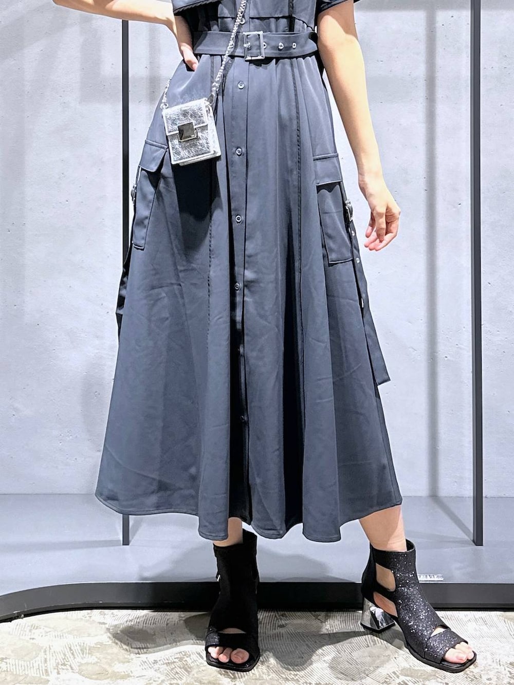 ブラック系のサンダル、シルバー系のショルダーバッグ、グレー系のワンピースを着用したレディースの夏コーディネートの7枚目の写真