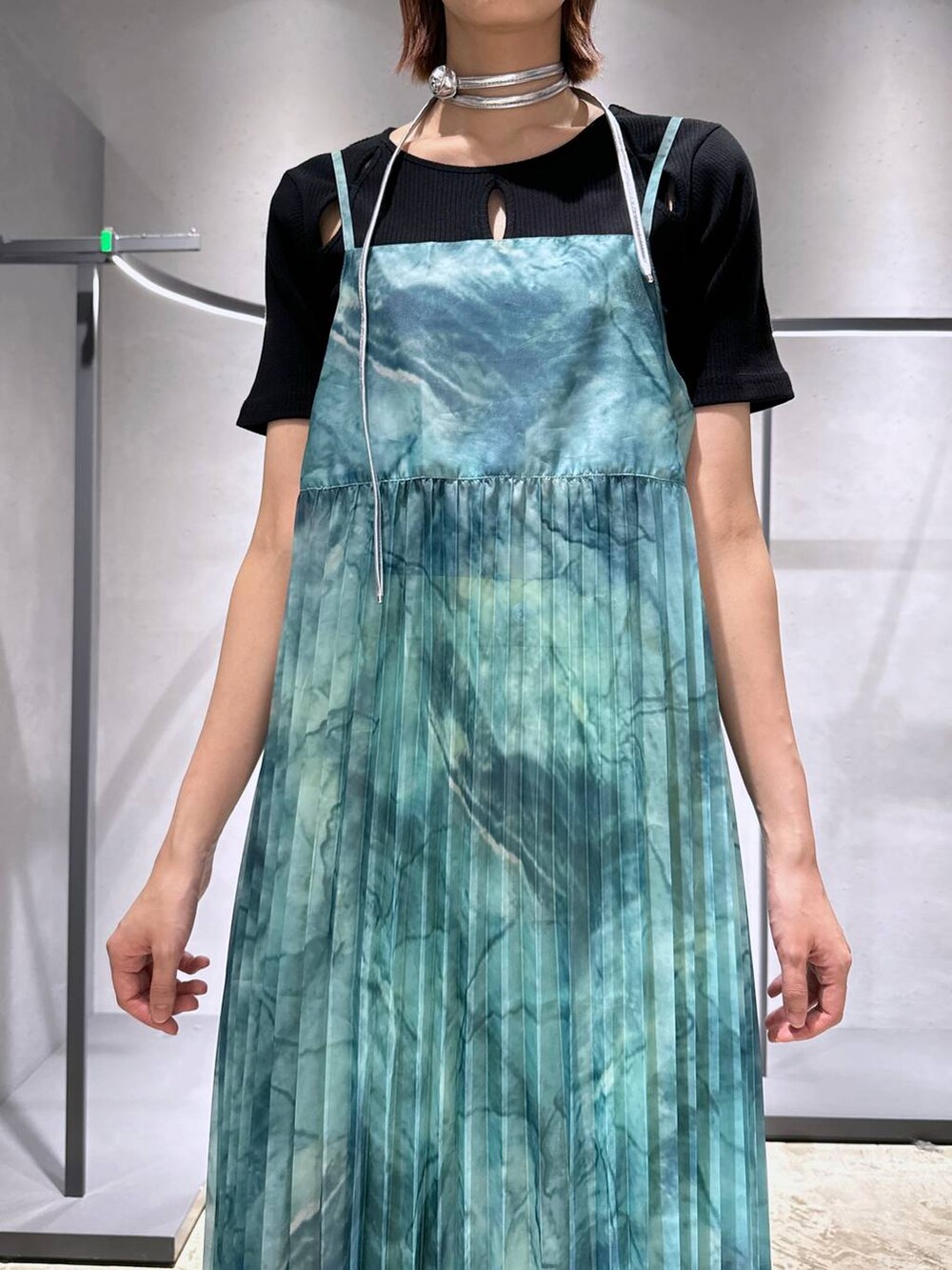 ブラック系のサンダル、グリーン系のカーゴパンツ、ブラック系のTシャツ/カットソーを着用したレディースの春コーディネートの2枚目の写真