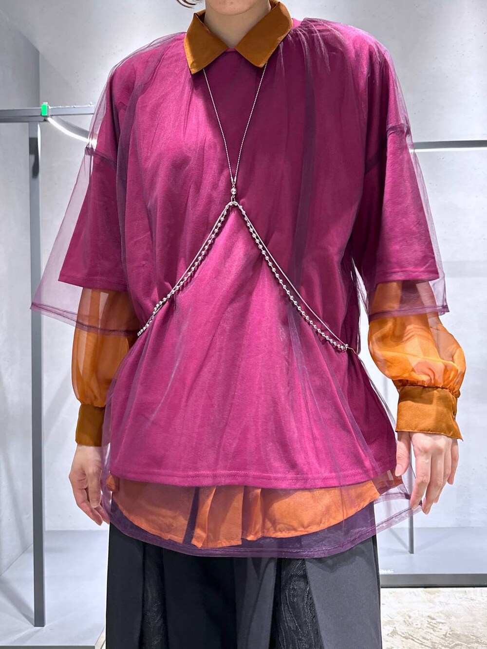 オレンジ系のシャツ/ブラウス、ピンク系のTシャツ/カットソー、ブラック系のサンダルを着用したレディースの夏コーディネートの2枚目の写真