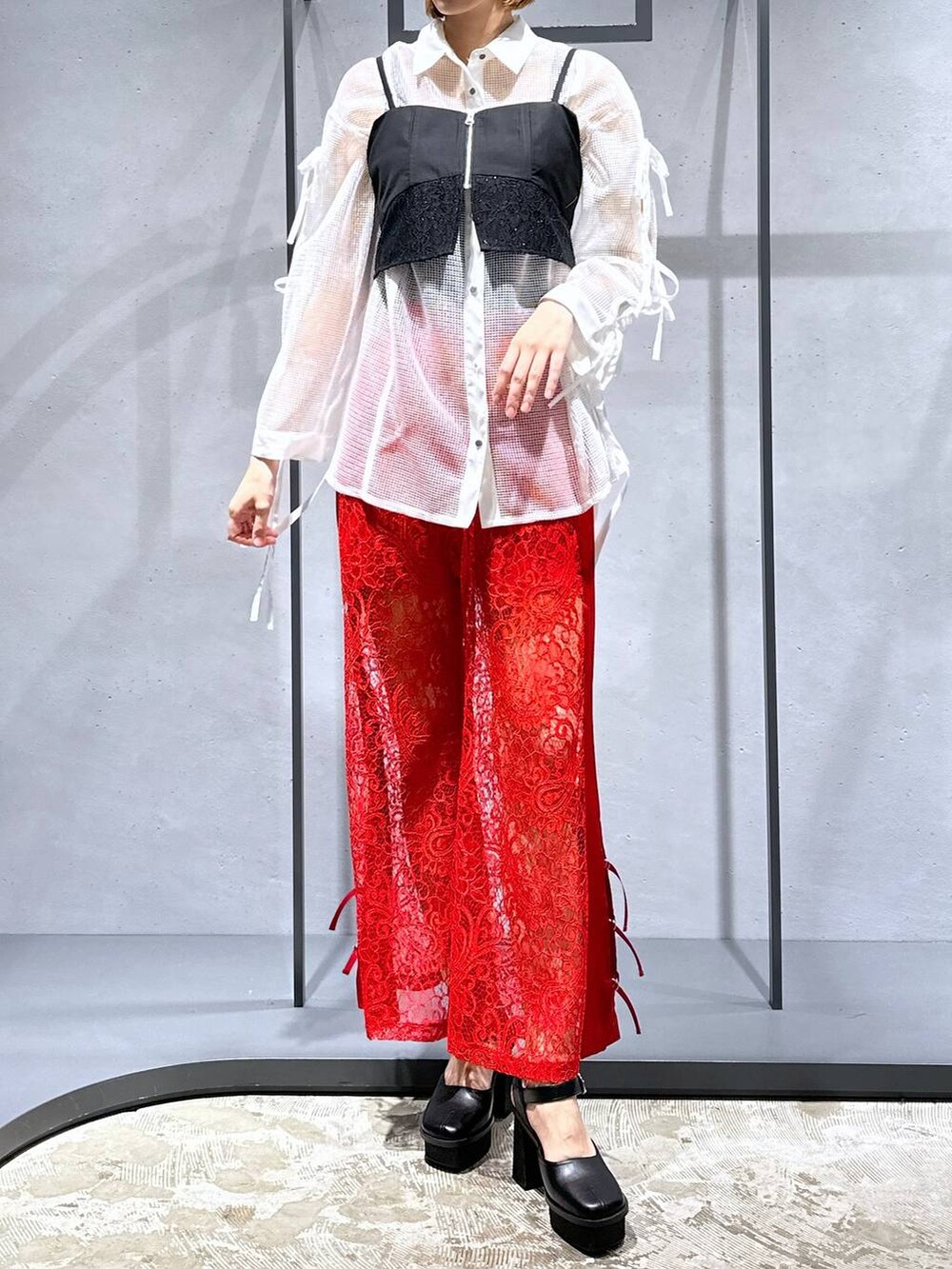 レッド系のその他パンツ、ブラック系のパンプス、ホワイト系のシャツ/ブラウスを着用したレディースの夏コーディネートの4枚目の写真