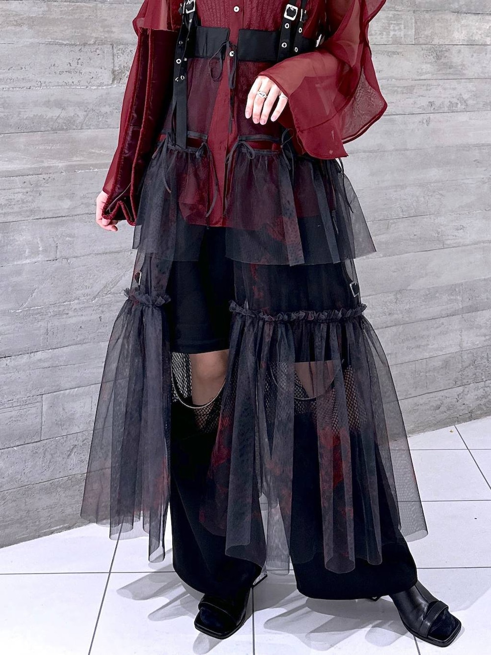 「カラーコーデ_HARE、ワイドパンツ、高身長、メンズライク、女子ウケ、休日コーデ、春コーデ、冬コーデ、骨格ウェーブ、個性派、モード、きれいめ、HARE、シアートップス」｜「HAREの2WAYスクエアラメニットタンクトップ(HARE)（タンクトップ、ブラック系）」を使った、ココロさん（レディース・169cm）の春コーディネートの7枚目の写真