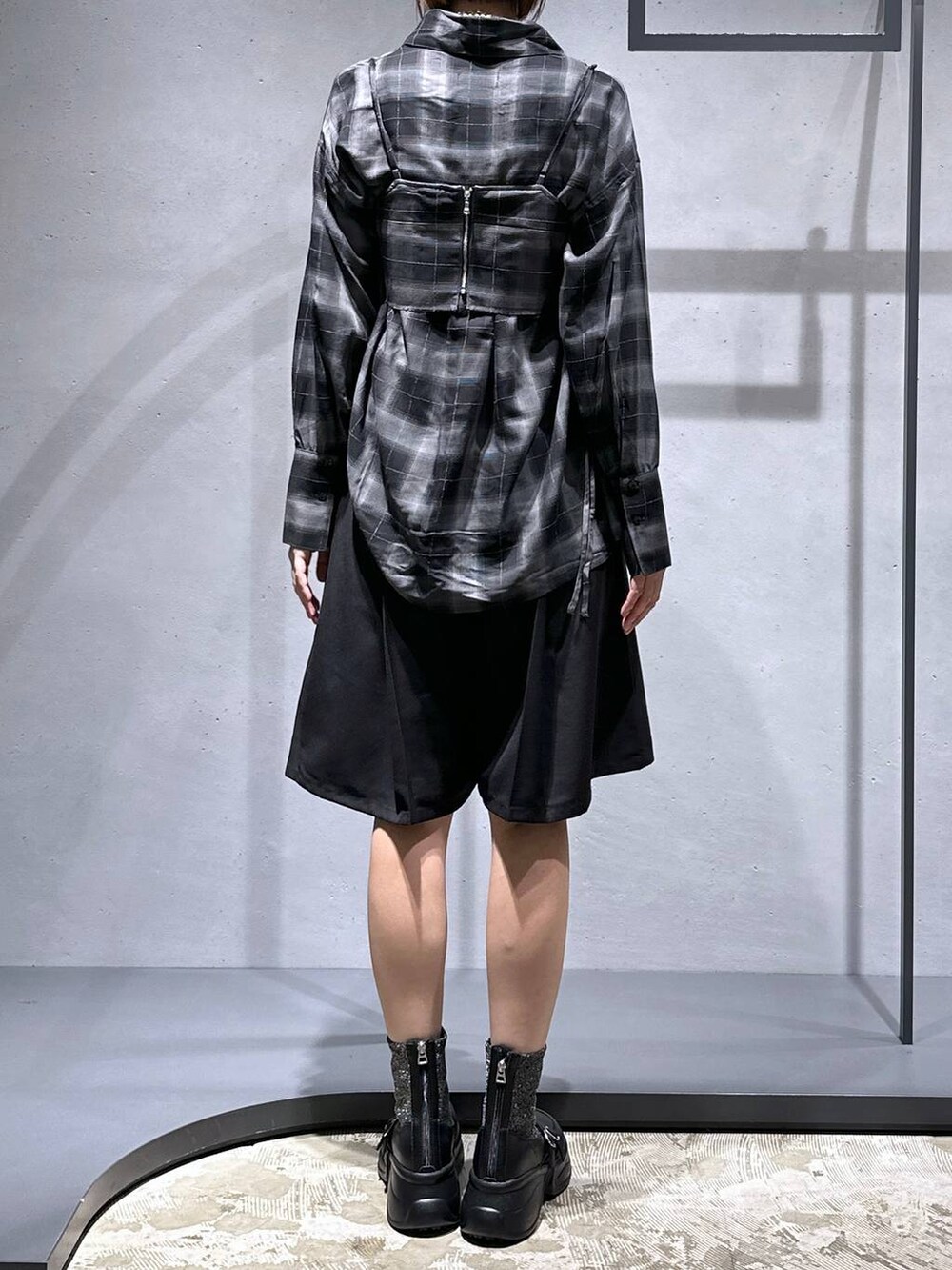 シルバー系のブーツ、ブラック系のその他パンツ、その他のシャツ/ブラウスを着用したレディースの秋コーディネートの3枚目の写真