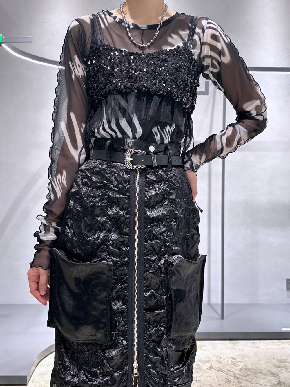 ブラック系のチューブトップ、ブラック系のサンダル、ブラック系のTシャツ/カットソーを着用したレディースの夏コーディネートの5枚目の写真