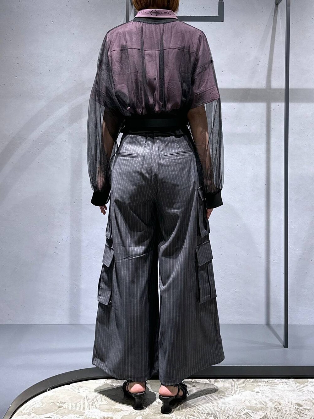 ピンク系のシャツ/ブラウス、ブラック系のパンプス、その他のカーゴパンツを着用したレディースの夏コーディネートの3枚目の写真