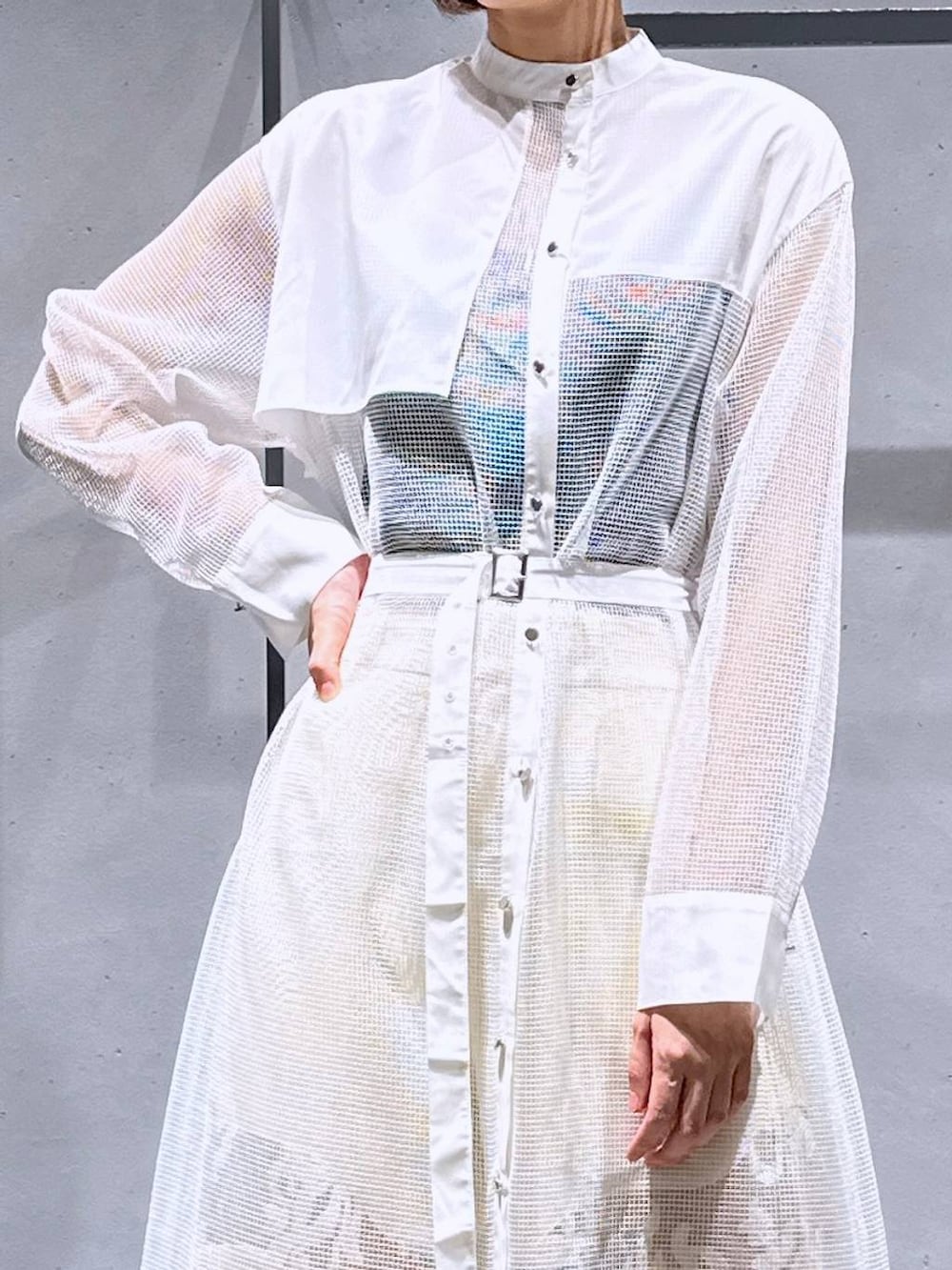 シルバー系のサンダル、ホワイト系のその他パンツ、ホワイト系のワンピースを着用したレディースの夏コーディネートの7枚目の写真