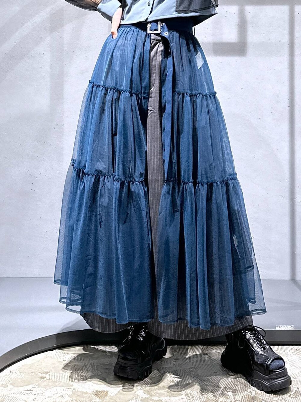 ブラック系のサンダル、グレー系のシャツ/ブラウス、その他のカーゴパンツを着用したレディースの夏コーディネートの7枚目の写真