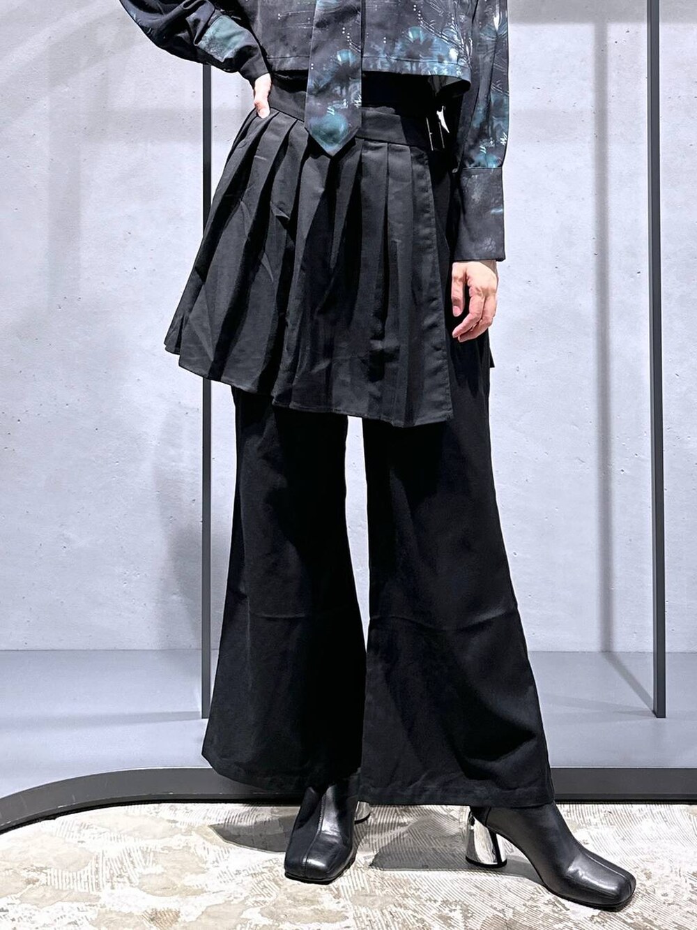 ブラック系のブーツ、ブラック系のその他パンツ、グリーン系のシャツ/ブラウスを着用したレディースの秋コーディネートの6枚目の写真