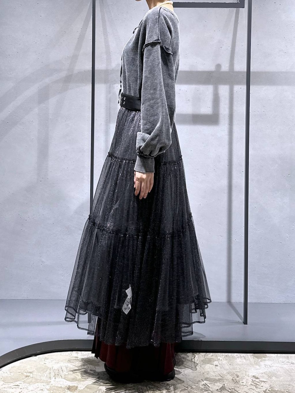 ブラック系のローファー、レッド系のその他パンツ、その他のスカートを着用したレディースの秋コーディネートの2枚目の写真