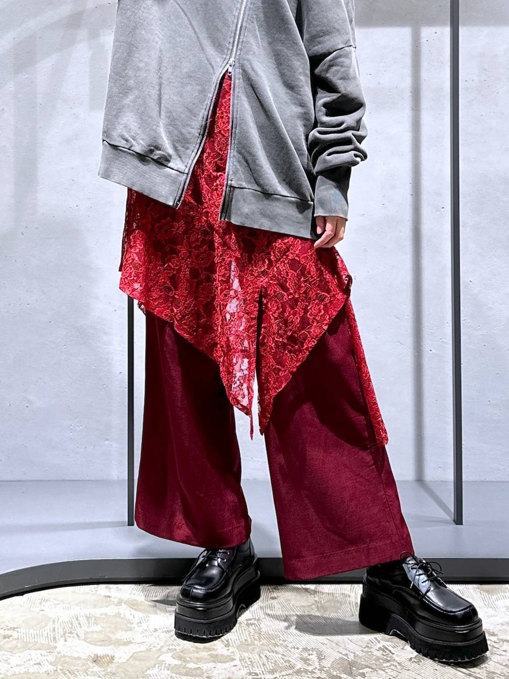 ブラック系のTシャツ/カットソー、グレー系のスウェット、レッド系のその他パンツを着用したレディースの秋コーディネートの6枚目の写真