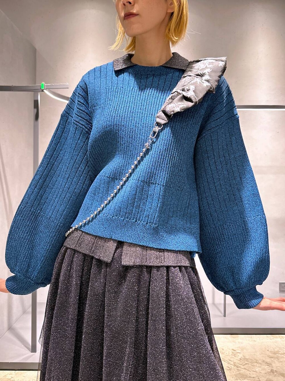 「高身長、メンズライク、女子ウケ、休日コーデ、秋コーデ、冬コーデ、骨格ウェーブ、個性派、モード、きれいめ、HARE、ニット、シャツ、スカート、スニーカー」｜「HAREのチャイナパーツスニーカー(HARE)（スニーカー、ブラック系）」を使った、ココロさん（レディース・169cm）の冬コーディネートの5枚目の写真