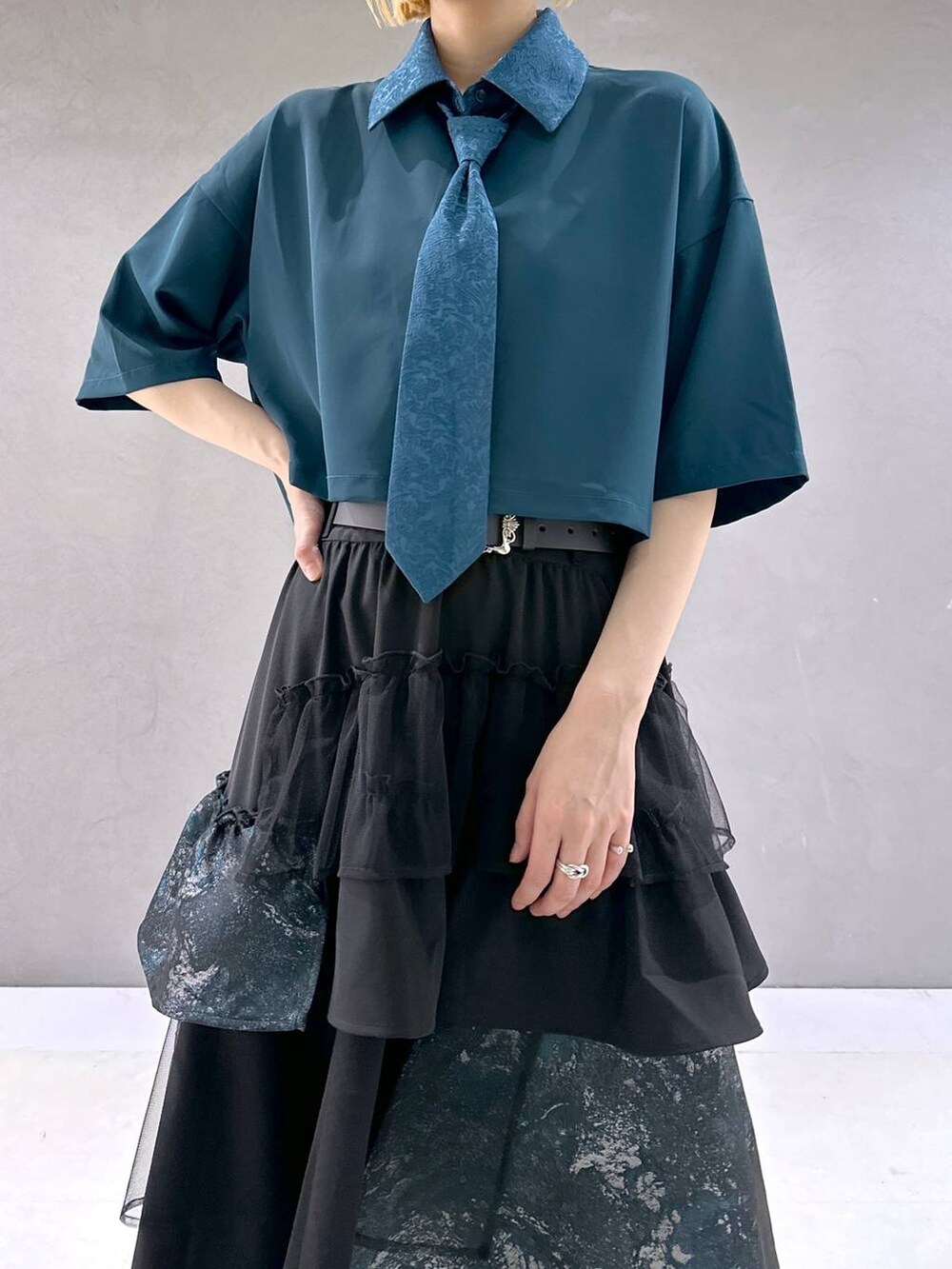 ブラック系のサンダル、グリーン系のシャツ/ブラウス、グリーン系のスカートを着用したレディースの春コーディネートの5枚目の写真