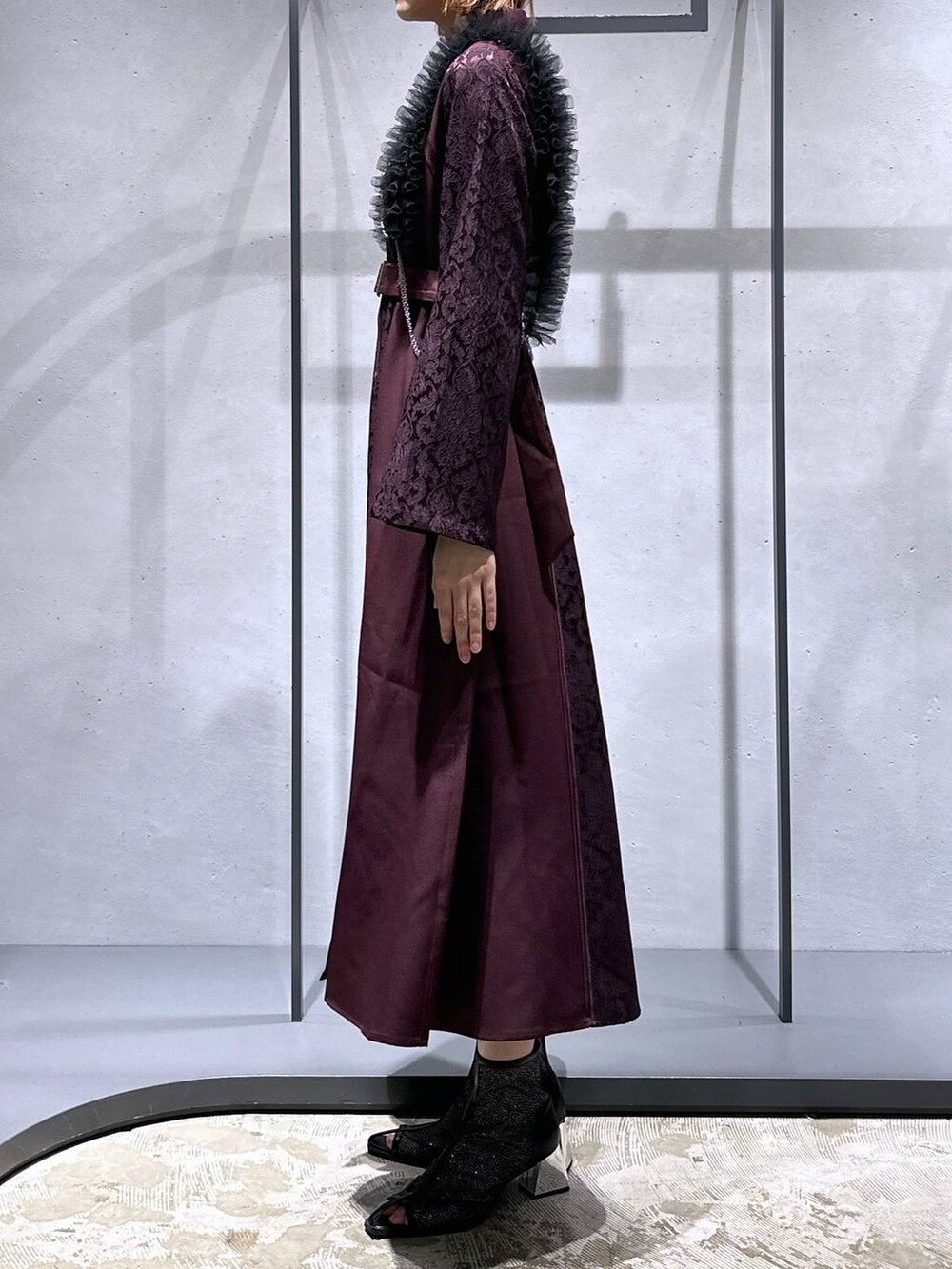 ブラック系のサンダル、レッド系のワンピース、ブラック系のサスペンダーを着用したレディースの夏コーディネートの2枚目の写真