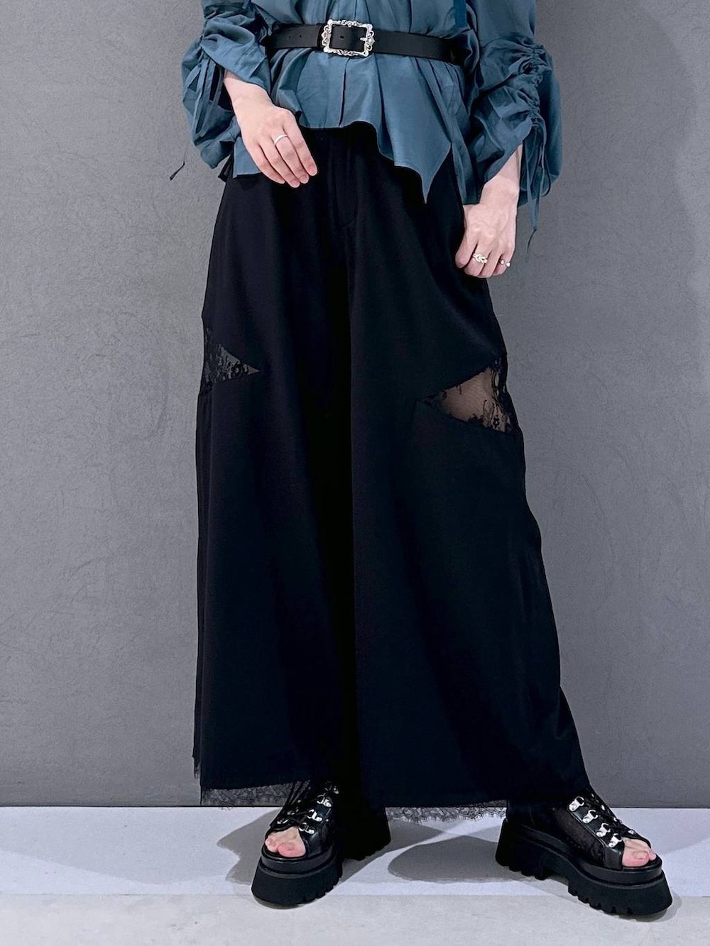 ブラック系のサンダル、ホワイト系のタンクトップ、ブラック系のその他パンツを着用したレディースの夏コーディネートの6枚目の写真