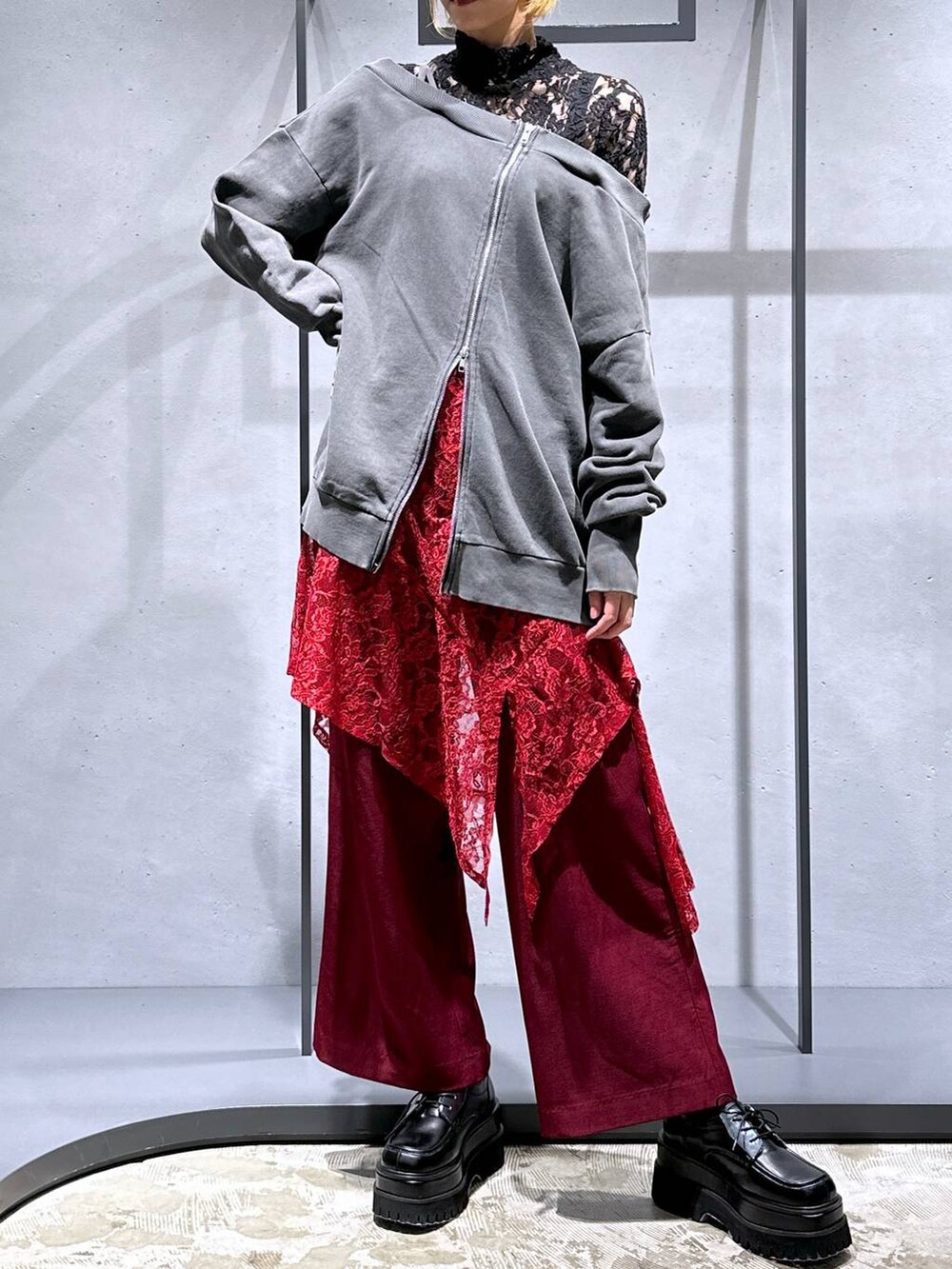 ブラック系のTシャツ/カットソー、グレー系のスウェット、レッド系のその他パンツを着用したレディースの秋コーディネートの4枚目の写真